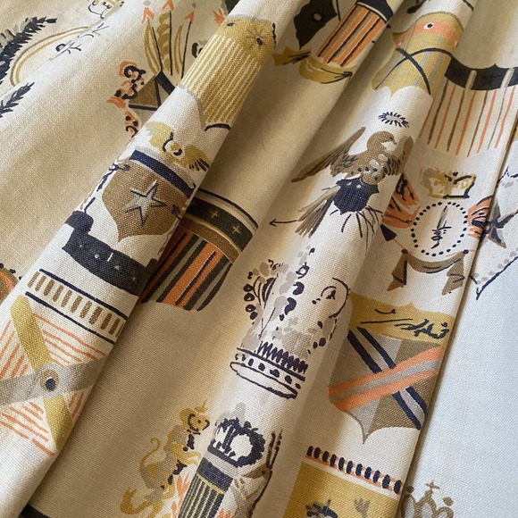 Vintage 1950s Cotton Novelty Print Circle Skirt Coat of Arms Crests Lions Arrows - Picture 7 of 15